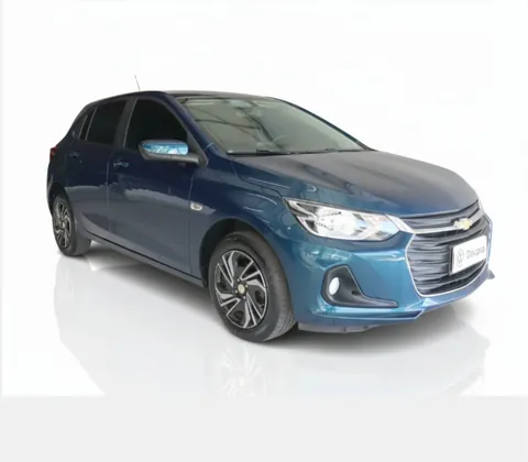 Foto original de um Chevrolet Onix azul usada pela Dealer Studio para gerar um anúncio em vídeo